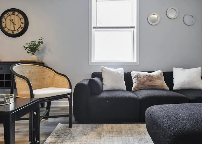 Cozy Chic 4bd 2ba Penthouse * Oak Park