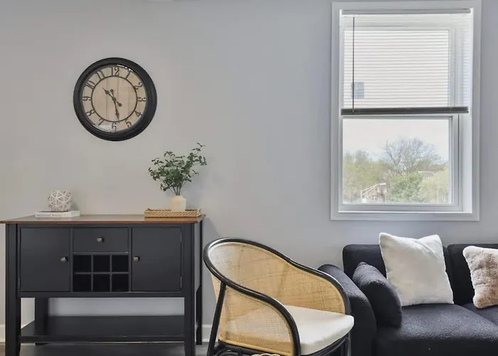 Cozy Chic 4bd 2ba Penthouse * Oak Park