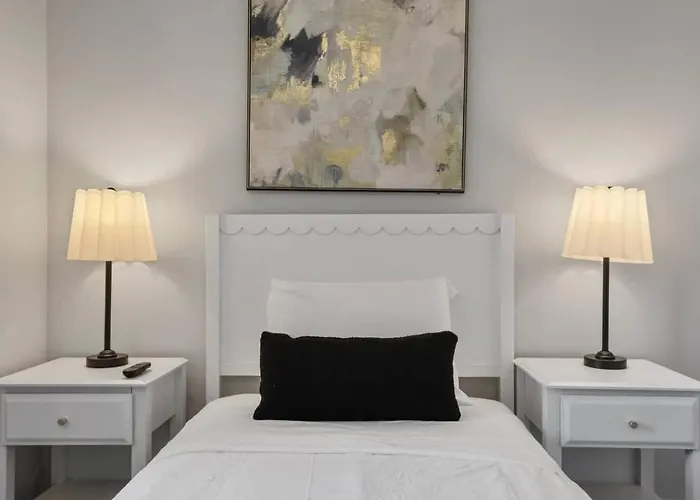 Cozy Chic 4bd 2ba Penthouse