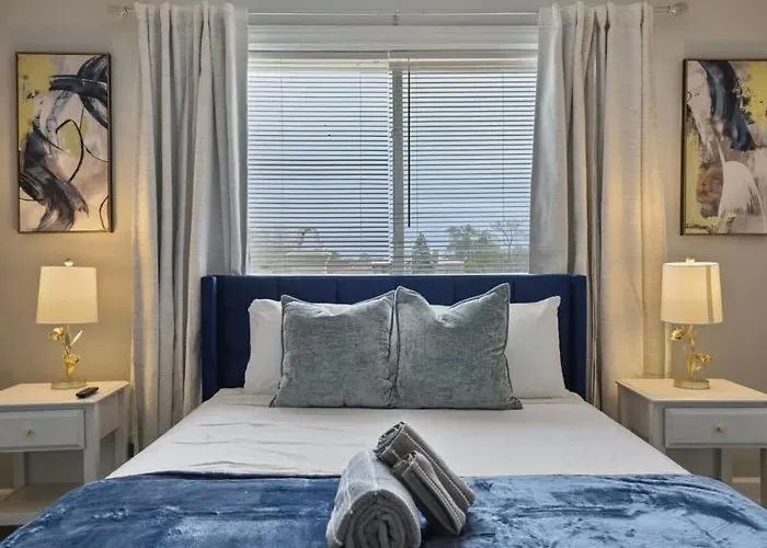Cozy Chic 4bd 2ba Penthouse * Oak Park