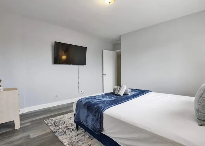 Cozy Chic 4bd 2ba Penthouse * Oak Park
